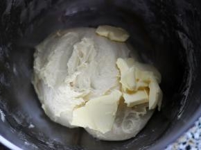 4. 厨师机2档，揉15分钟至扩展阶段，加入软化的黄油