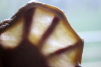 6. 取出面团，撑开，有结实的手套膜形成
（这个配方，我的厨师机20分钟出手套膜）