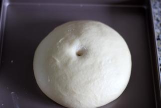 7. 将面团放入容器中，盖保鲜膜，室温发酵涨至2—2.5倍大，用手指插入不会缩不反弹表示发酵完成