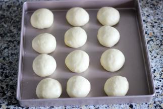 8. 将面团平均分成12份，松弛10分钟