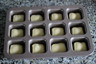 11. 放入学厨12连模中，进行最后发酵