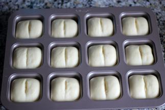 12. 当面团涨至1.5倍大时，表面割开