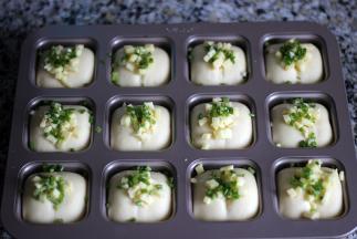 13. 撒上马苏里拉芝士和小葱即可