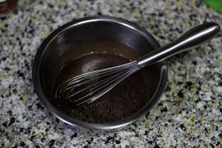 2. 可可粉先和水混合，然后再与色拉油混合搅拌均匀