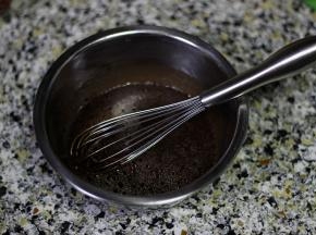 2. 可可粉先和水混合，然后再与色拉油混合搅拌均匀