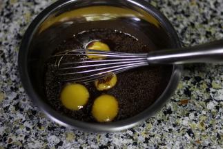 3. 加入蛋黄搅拌均匀