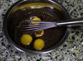 3. 加入蛋黄搅拌均匀