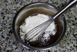 4. 加入过筛的低筋面粉混合搅拌均匀