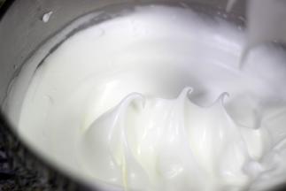 5. 蛋白分三次加入细砂糖打至硬性发泡状