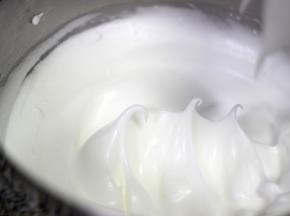 5. 蛋白分三次加入细砂糖打至硬性发泡状