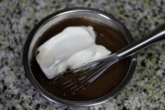 6. 取一半的蛋白霜与之前的巧克力蛋黄糊切拌均匀