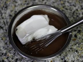 6. 取一半的蛋白霜与之前的巧克力蛋黄糊切拌均匀
