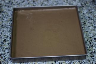 7. 然后再与剩下的蛋白霜混合切拌均匀，倒入模具175度烘焙20分钟