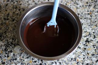 8. 将150克的淡奶油煮沸后加入巧克力，搅拌均匀，冷却至膏状时再用