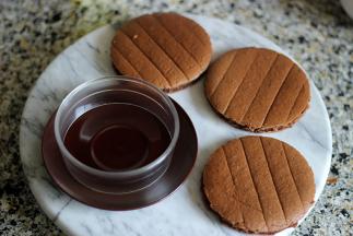 9. 烤好的蛋糕片冷却后用模具切出圆形