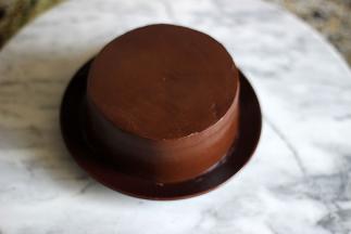 11. 直至将整个蛋糕抹光滑