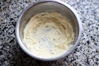 12. 奶油霜的制作，黄油+糖粉+淡奶油+柠檬汁混合打发