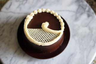 13. 用1号裱花嘴拉出蕾丝状，用星星裱花嘴挤出花篮边框