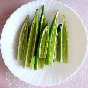 秋葵洗净，从三分之一的位置剖开，去掉里面的籽，留下三分之二的部分备用。