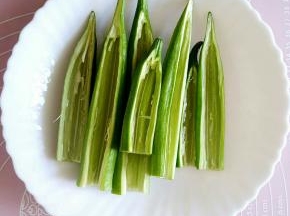 秋葵洗净，从三分之一的位置剖开，去掉里面的籽，留下三分之二的部分备用。