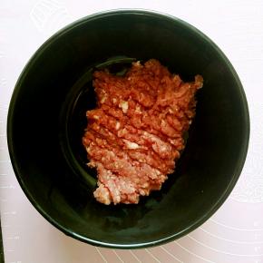 猪瘦肉剁成馅儿。