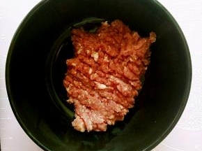 猪瘦肉剁成馅儿。