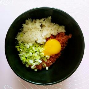 打入一个鸡蛋黄，再加入盐，五香粉，耗油，植物油和少量的生抽。