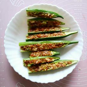 用小勺子把肉馅填入准备好的秋葵的空心中。