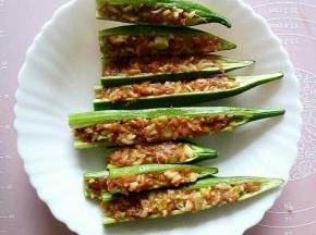用小勺子把肉馅填入准备好的秋葵的空心中。