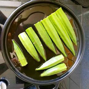 烤盘刷油（因为用铁锅料理秋葵会变色色，所以我用的是陶煲王的陶瓷烤盘），然后把填充了肉馅的那面朝下将秋葵依次摆放在烤盘上，中火煎制。