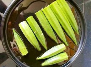 烤盘刷油（因为用铁锅料理秋葵会变色色，所以我用的是陶煲王的陶瓷烤盘），然后把填充了肉馅的那面朝下将秋葵依次摆放在烤盘上，中火煎制。