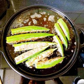 大概两分钟之后翻面，要把秋葵的每一个侧面，煎到。