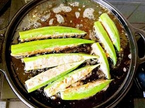 大概两分钟之后翻面，要把秋葵的每一个侧面，煎到。