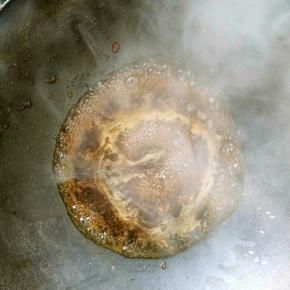 重新起锅，加入少量清水，烧开之后兑入少量的水淀粉，再次烧开，即成粘稠的汤汁。