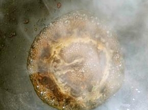 重新起锅，加入少量清水，烧开之后兑入少量的水淀粉，再次烧开，即成粘稠的汤汁。