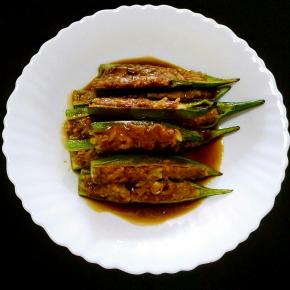 把汤汁浇在煎好的秋葵上面。