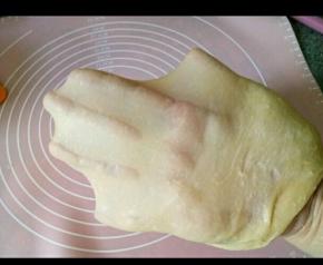 放入黄油，继续揉至完全扩展状态，拉出薄膜。