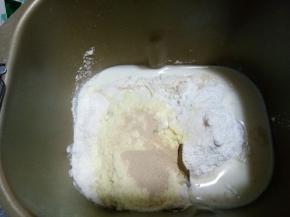除黄油个豆沙外，其他材料放入面包机。先揉至初步扩展状态，能拉出厚膜。