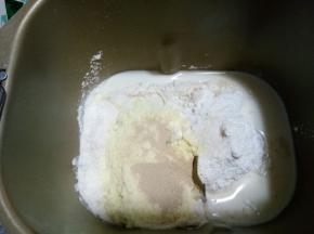 除黄油个豆沙外，其他材料放入面包机。先揉至初步扩展状态，能拉出厚膜。