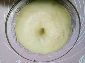 面团取出，放在容器里，盖上保鲜膜放在温暖的地方发酵至2.5倍大，手指粘面粉戳洞不回缩。