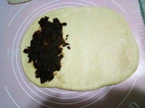 在面片一端三分之一处涂抹全部豆沙的三分之一量