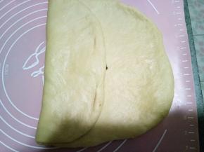 把带有豆沙的一面折叠过来