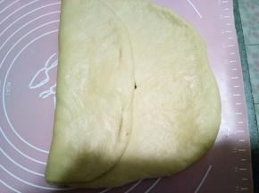 把带有豆沙的一面折叠过来