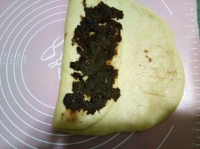 在折叠面上再涂抹剩余豆沙的二分之一