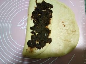 在折叠面上再涂抹剩余豆沙的二分之一
