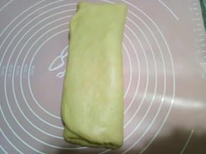 把空白的一部分面片折叠过来，捏紧开口