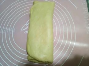 把空白的一部分面片折叠过来，捏紧开口