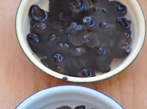 秋木耳用冷水泡发，最好浸泡2小时左右。