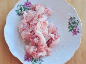五花肉切片，用胡椒粉、料酒腌制片刻。 然后加少许蛋清与淀粉抓匀。