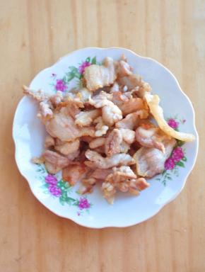 将肉片分开后，下油锅炸酥，表面变色捞出。